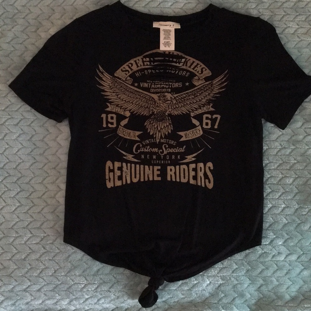 small black t- shirt